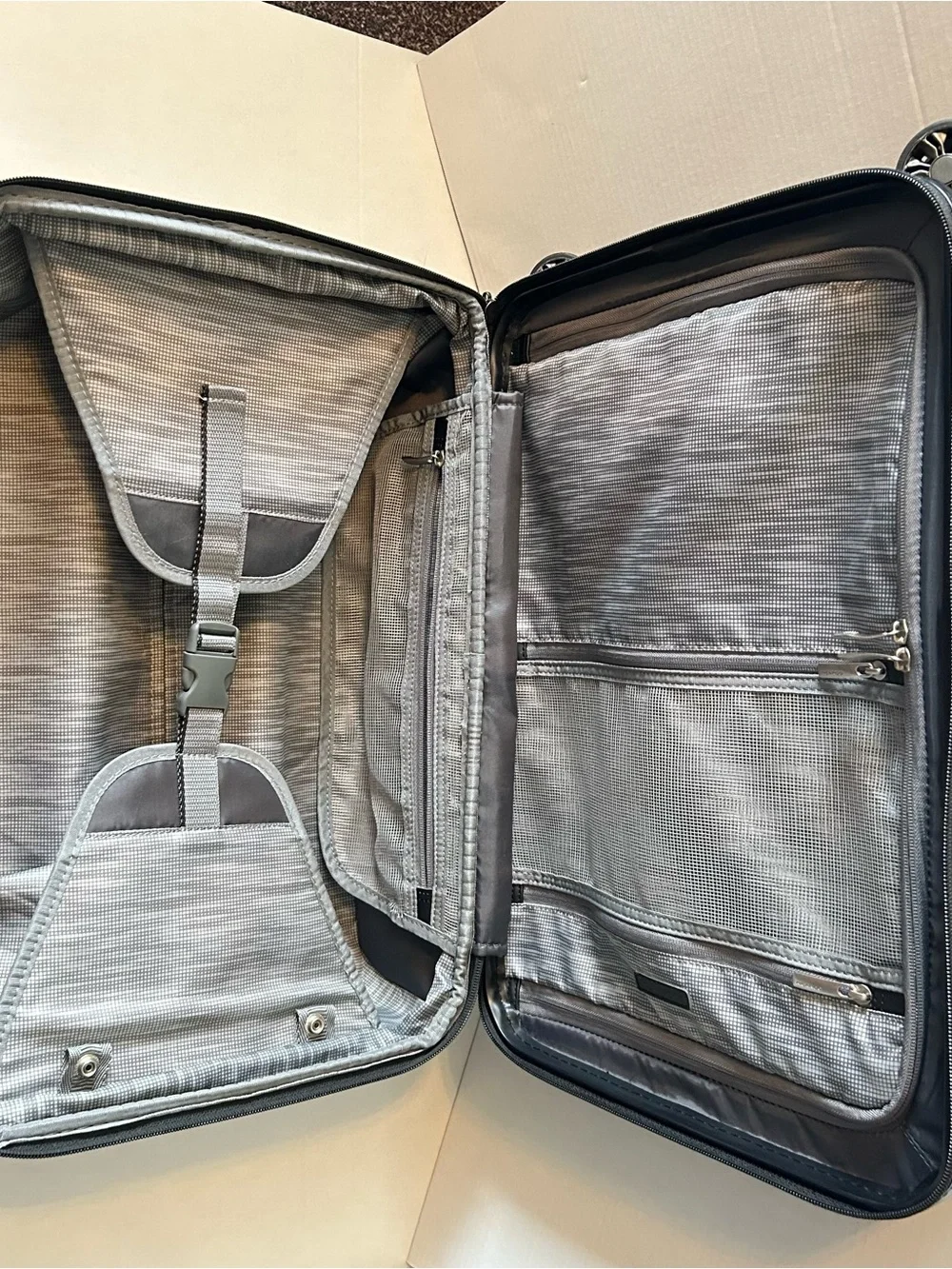 Ricardo Hard Shell Carry-On Luggage in Gunmetal Gray